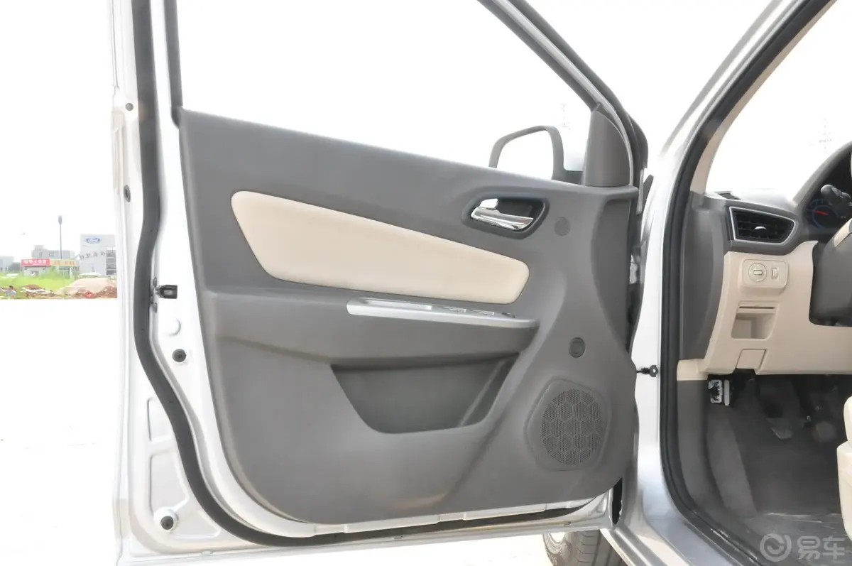 宝骏3301.5L 手动舒适型驾驶员侧车门内门板