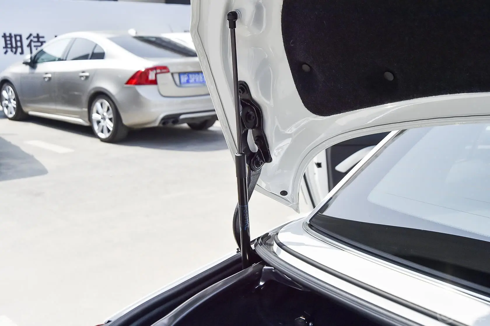 宝马4系敞篷轿跑车 420i 设计套装型行李厢支撑杆