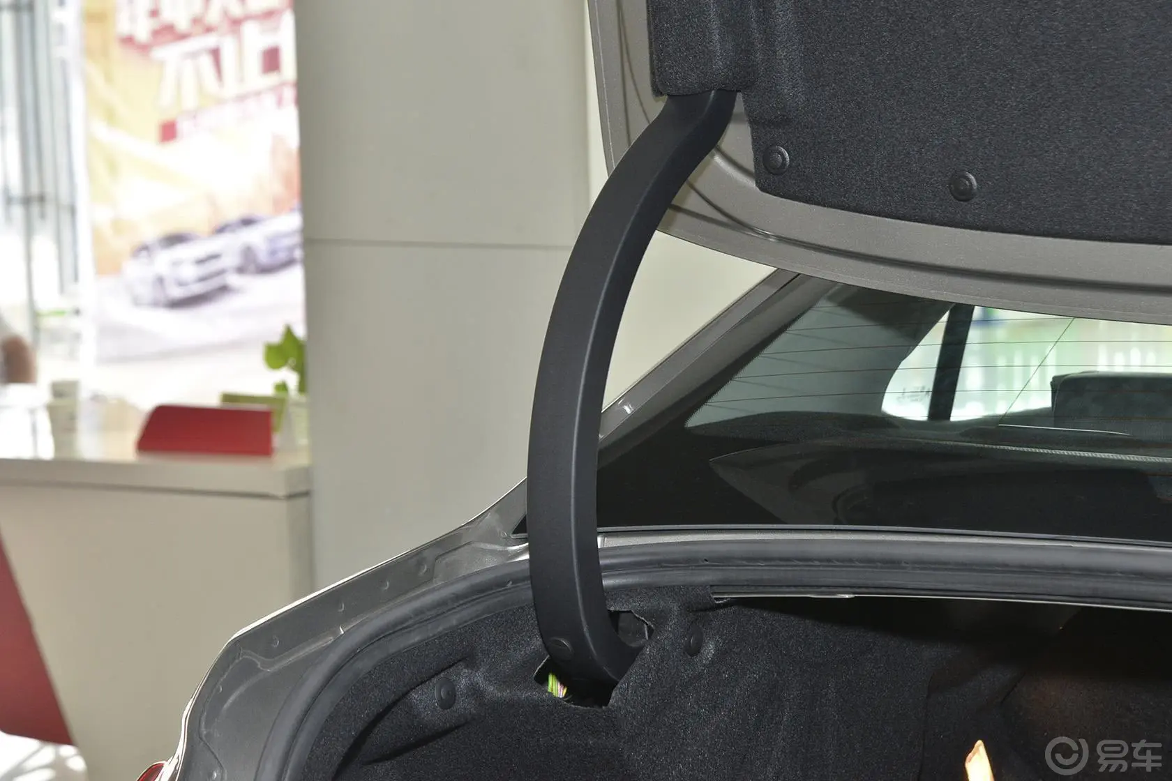雪铁龙C4L1.8L 自动 尊贵版行李厢支撑杆