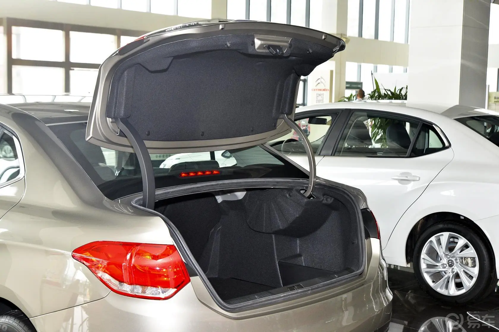 雪铁龙C4L1.8L 自动 尊贵版行李厢开口范围