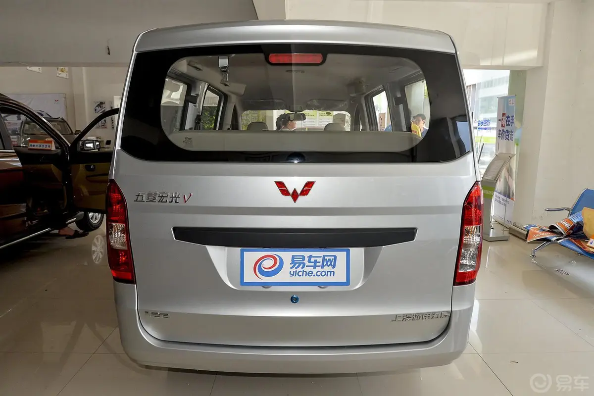 五菱荣光V1.2L 实用型正后水平