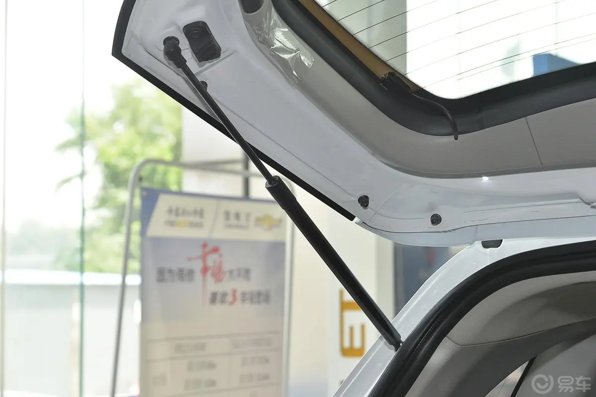 科帕奇2.4L 自动 7座城市版行李厢支撑杆