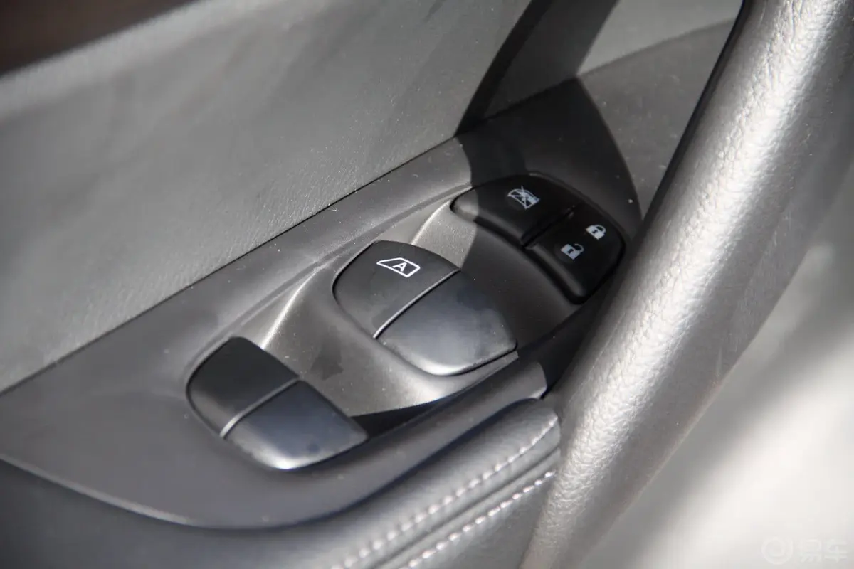 奇骏2.0L CVT 舒适MAX版 两驱车窗升降键