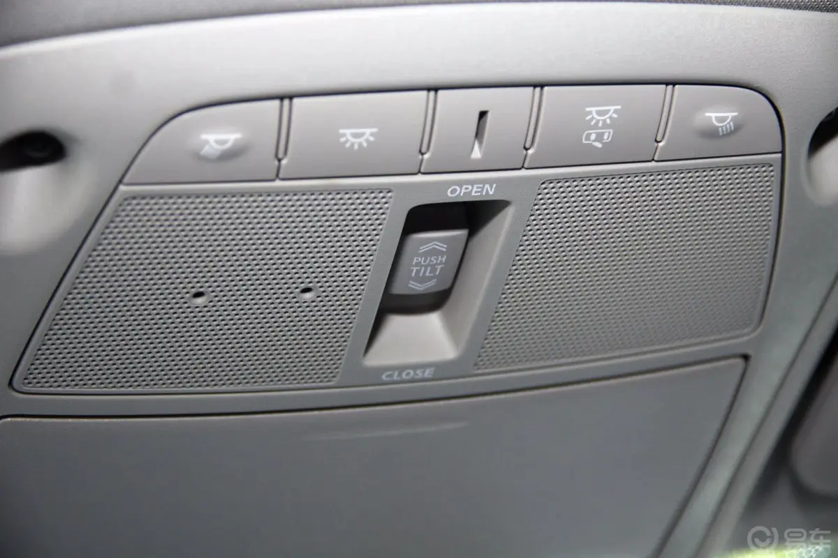 奇骏2.0L CVT 舒适MAX版 两驱前排车顶中央控制区