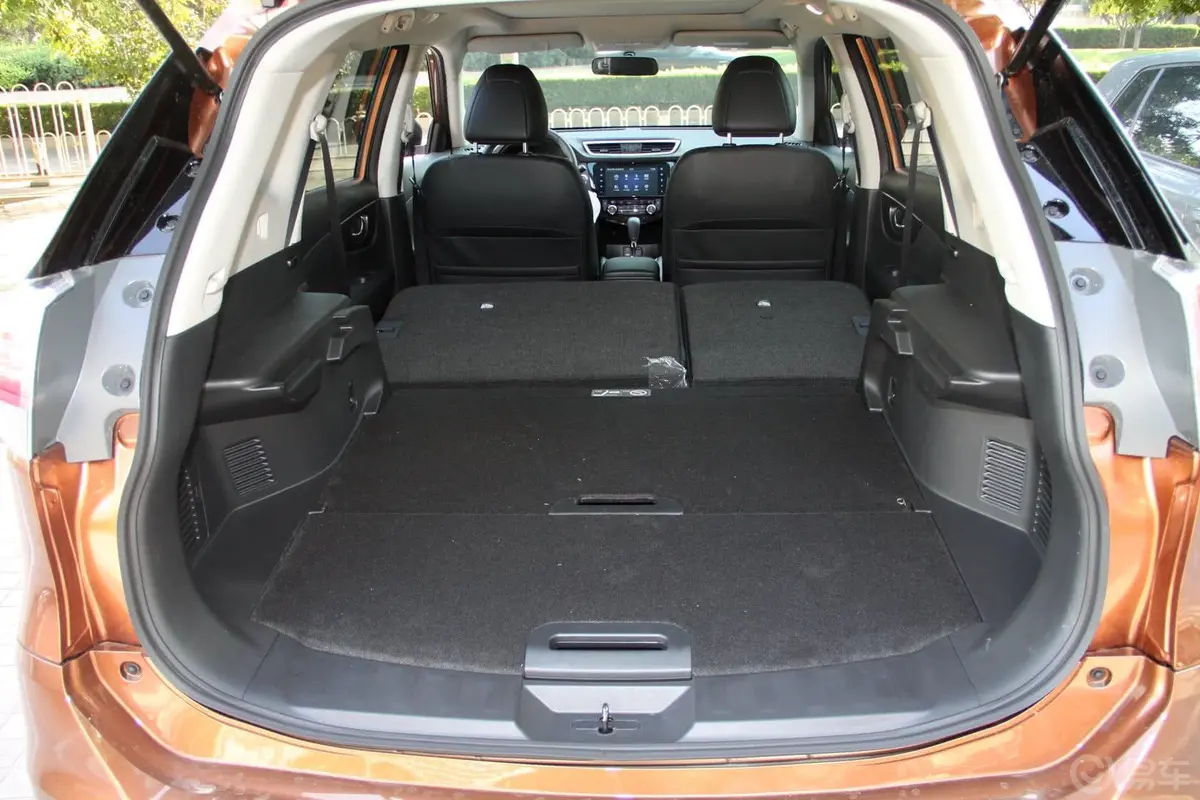 奇骏2.0L CVT 舒适MAX版 两驱行李箱空间