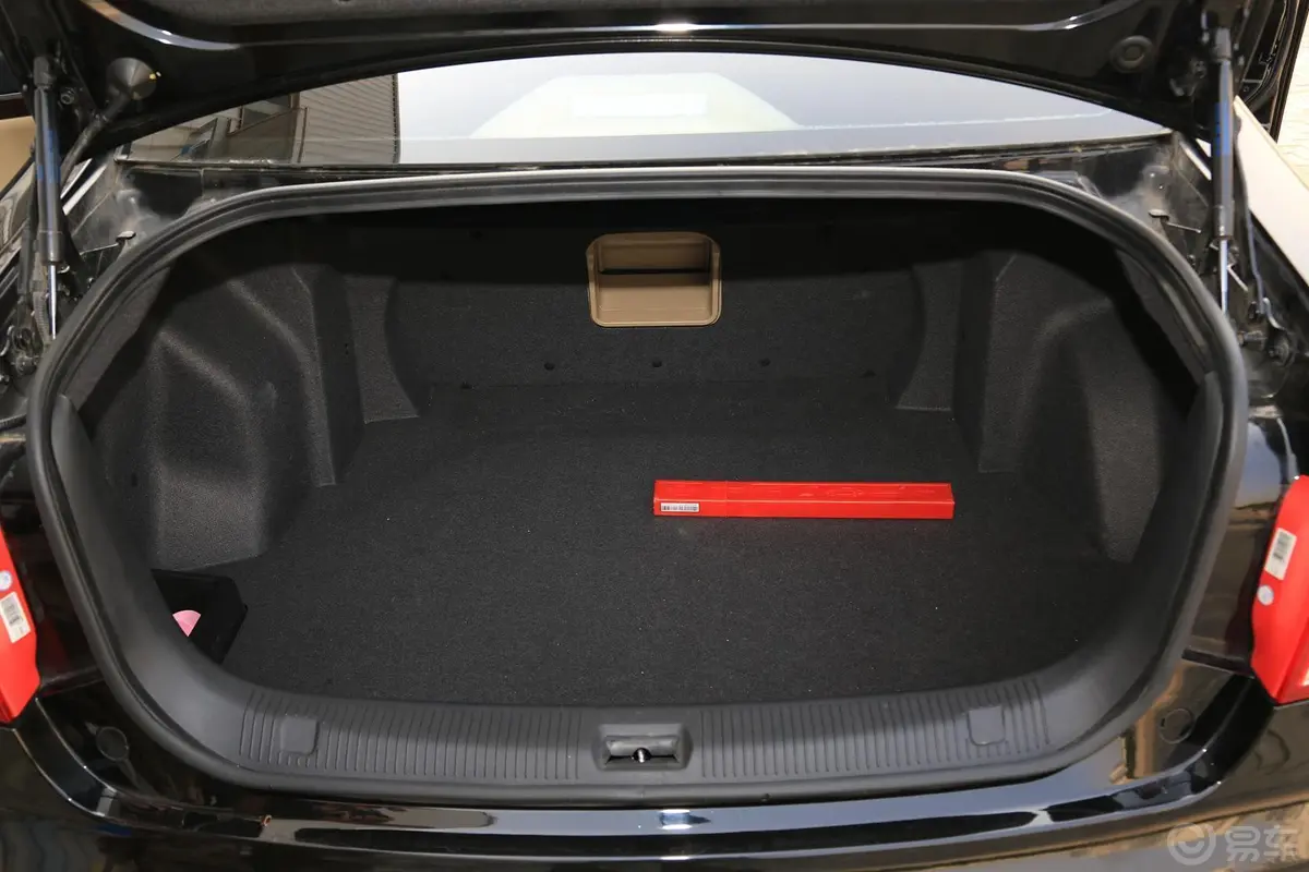 吉利EC82.0L 自动 尊贵型行李箱空间