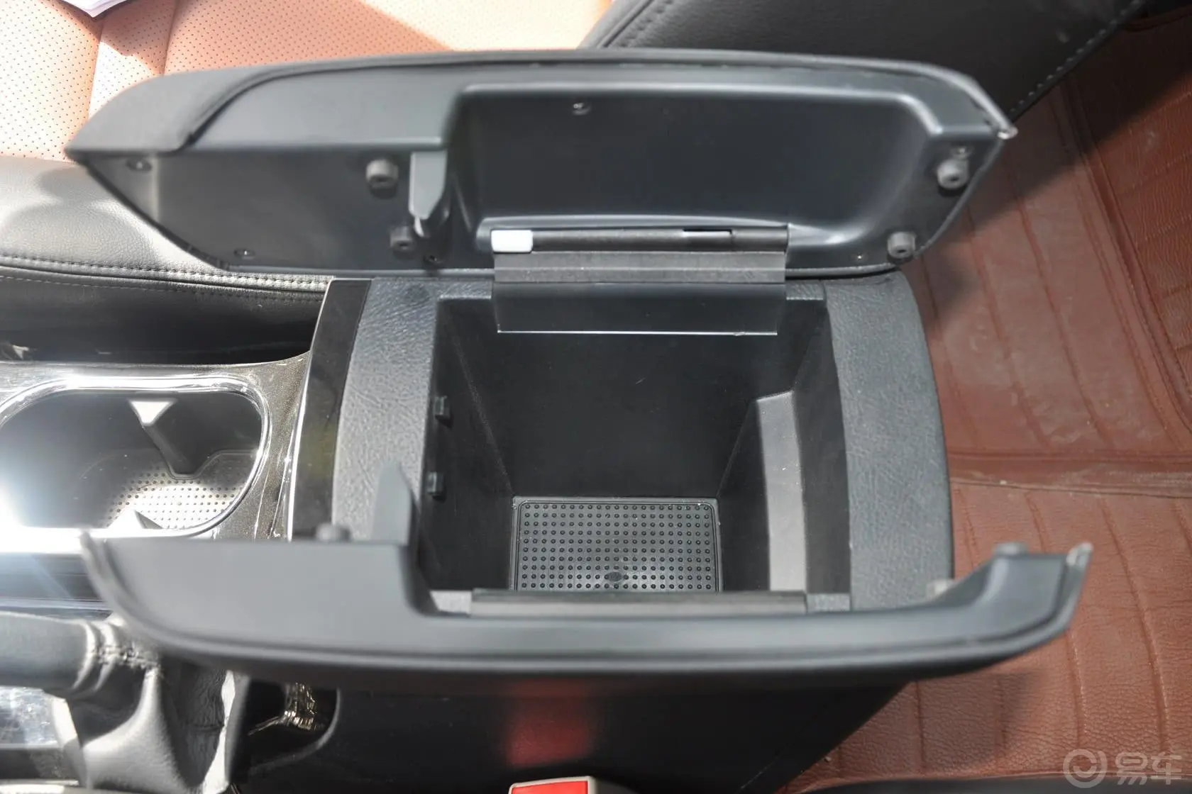 揽福2.4L 手动 汽油 四驱 豪华型前排中央扶手箱空间