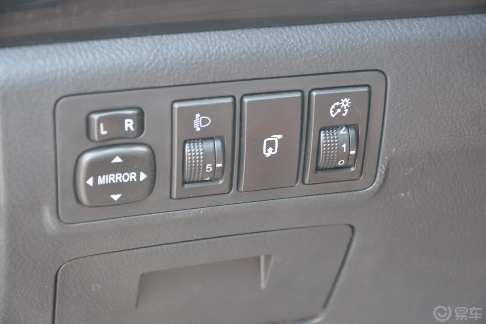 揽福2.4L 手动 汽油 四驱 豪华型外后视镜控制键