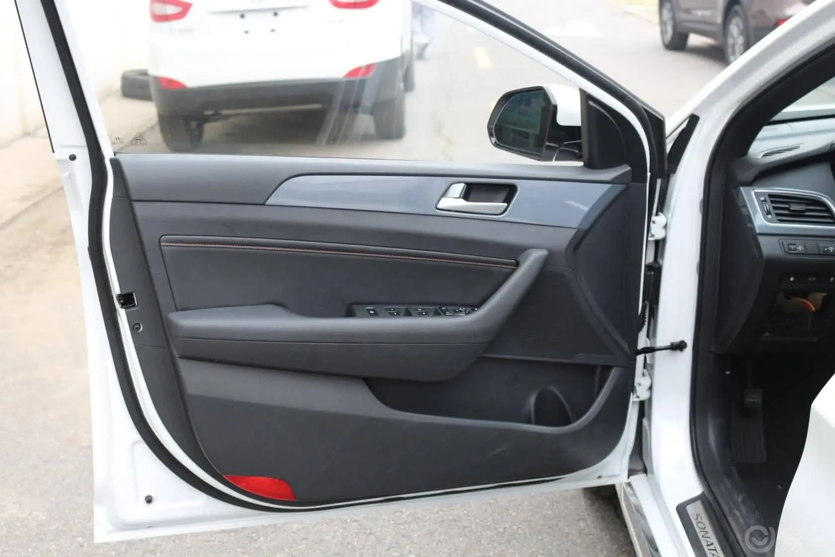索纳塔1.6T 自动 GLS 智能型+安全包驾驶员侧车门内门板