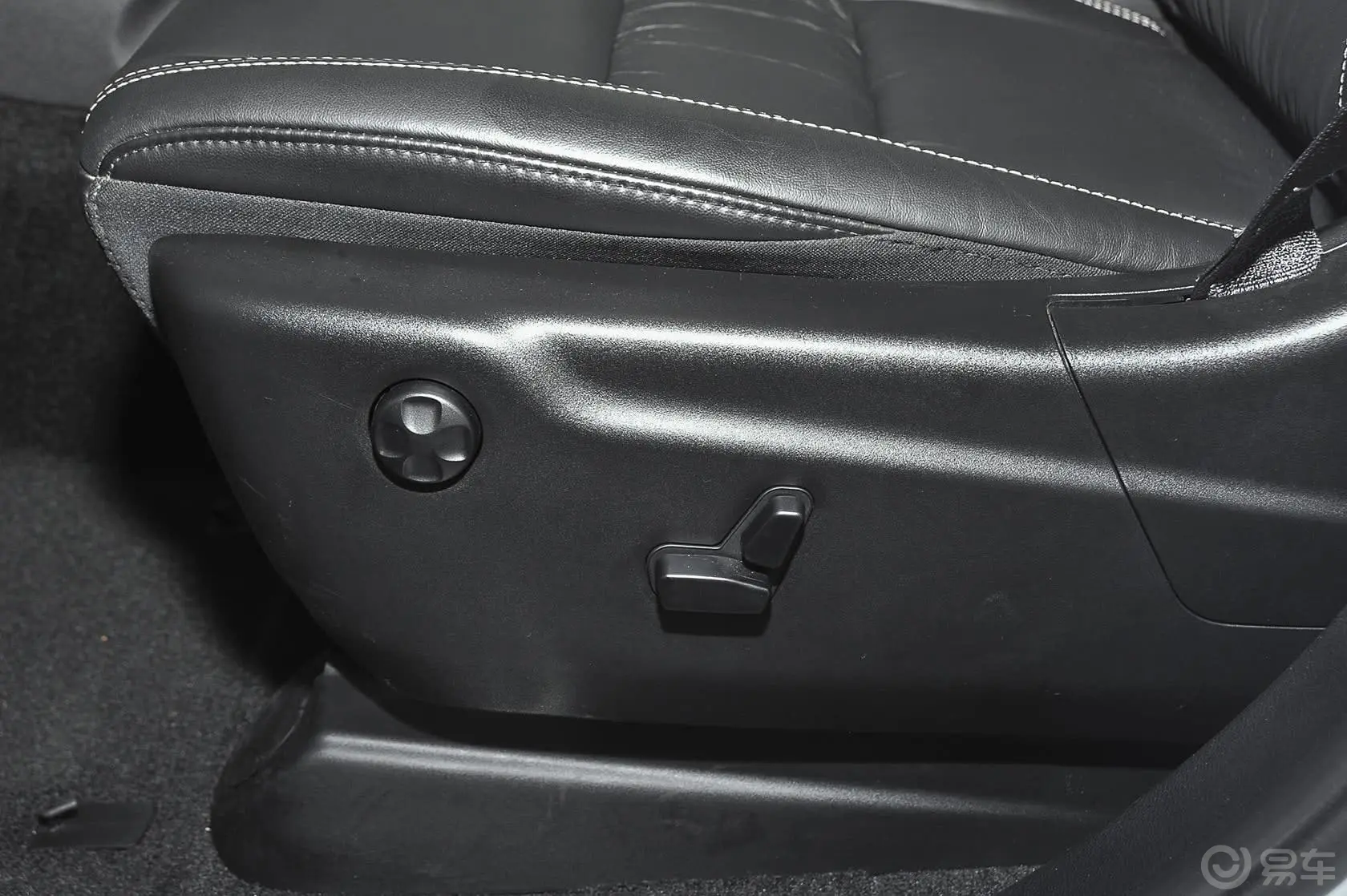 大切诺基(进口)3.0L 舒享导航版座椅调节键