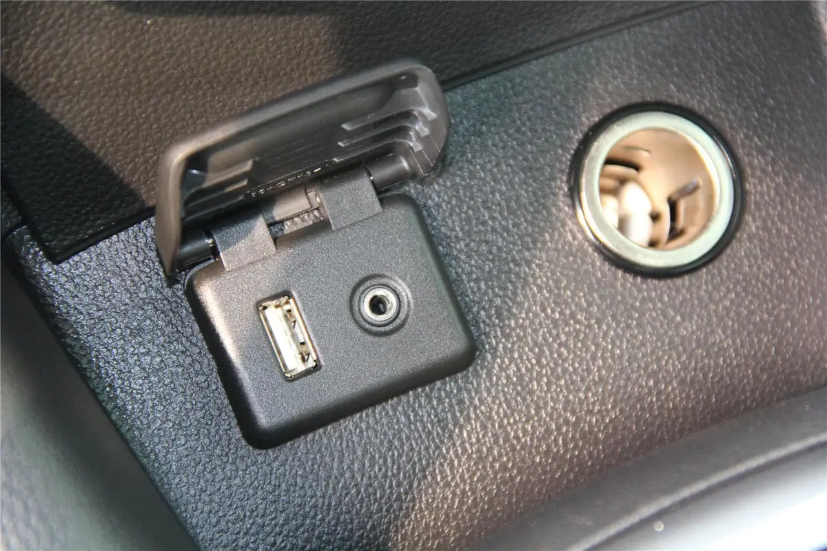 科鲁兹三厢 1.4T 自动豪华版USB接口