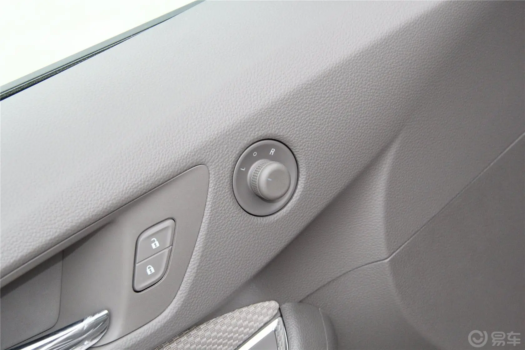 科鲁兹三厢 1.5L 自动时尚天窗版外后视镜控制键
