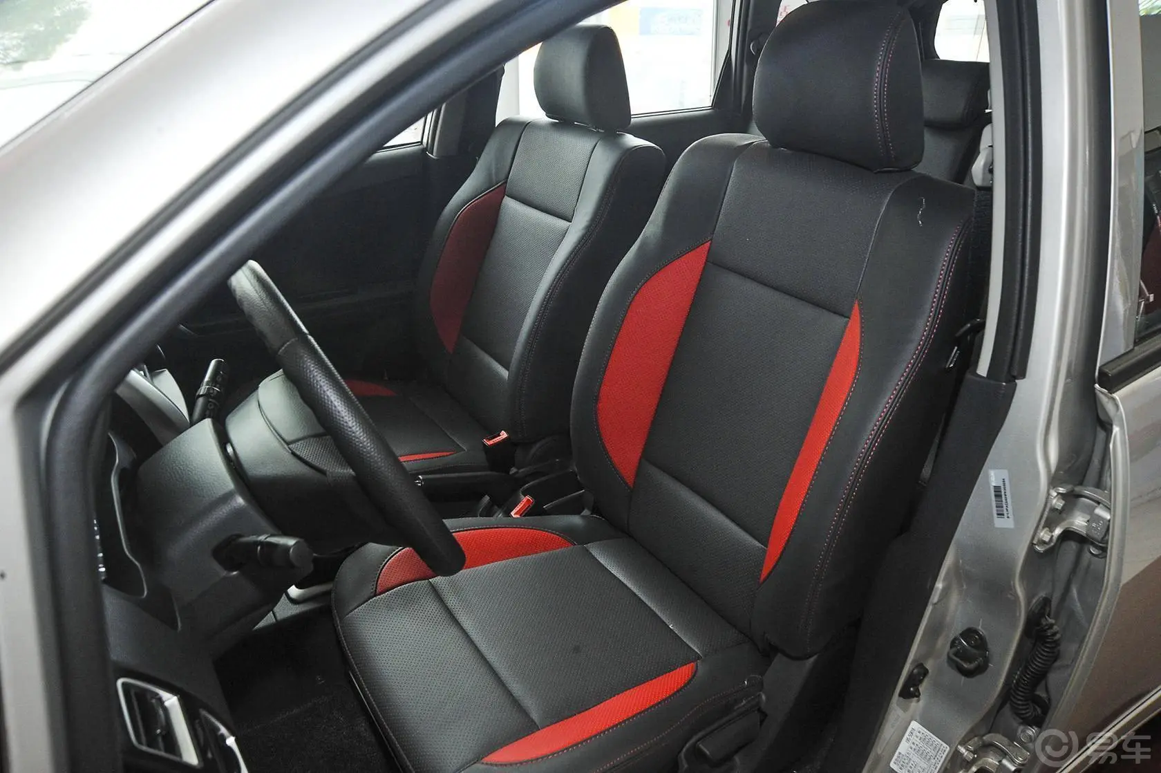 利亚纳A6两厢 1.4L 手动 理想型驾驶员座椅
