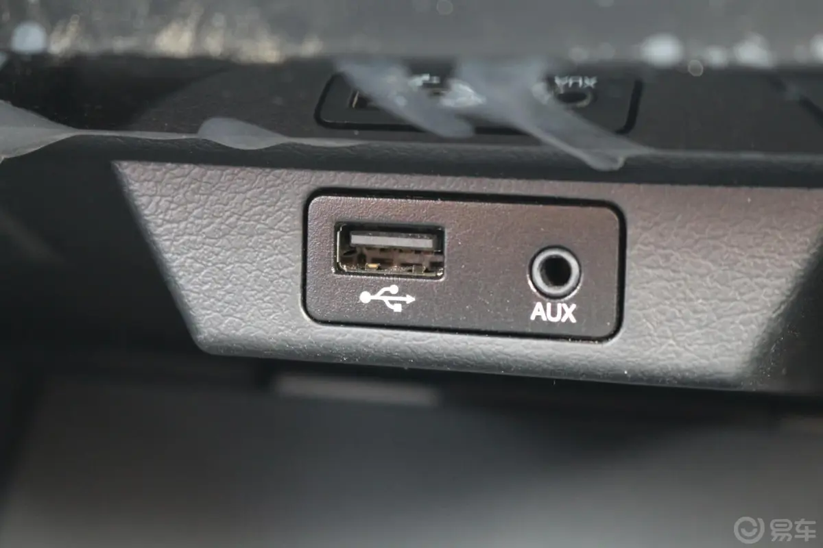 吉利GX72.0L 自动 豪华型USB接口
