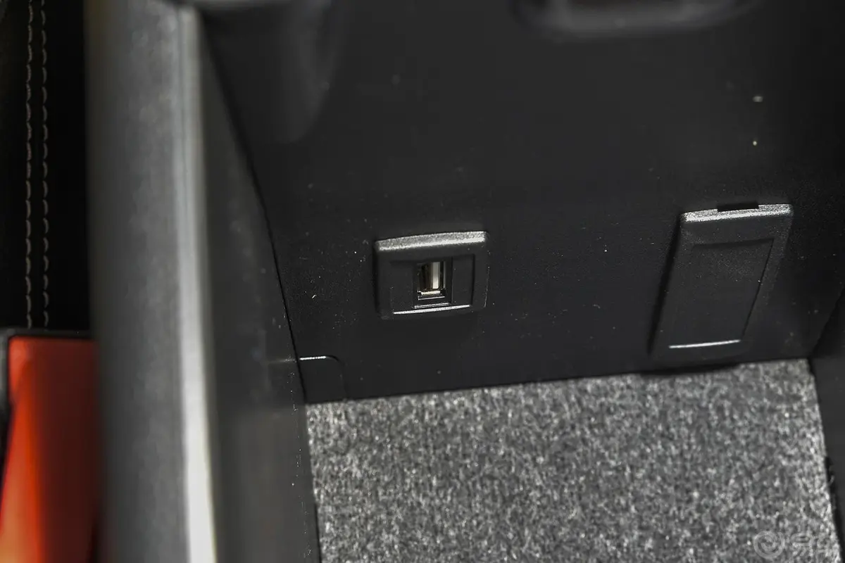 奔驰A级(进口)A 180 标准型USB接口
