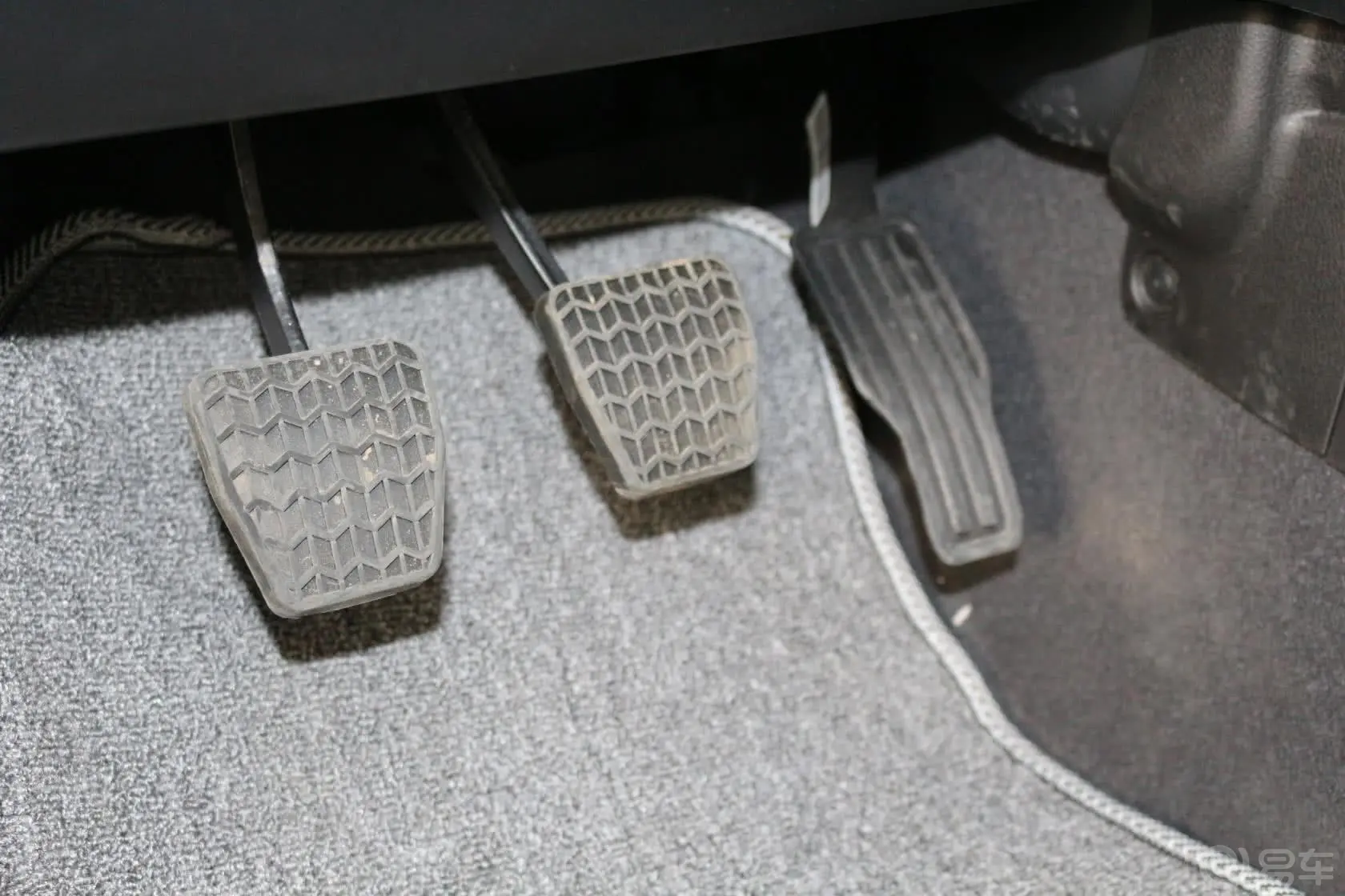 帝豪RS 1.5L 5MT 向上版脚踏板