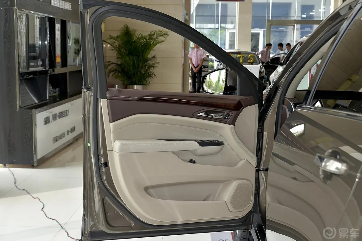 凯迪拉克SRX3.6L 手自一体 旗舰型驾驶员侧车门内门板