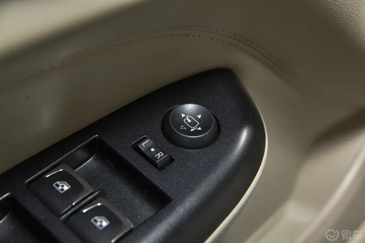 凯迪拉克SRX3.0L 手自一体 领先型外后视镜控制键