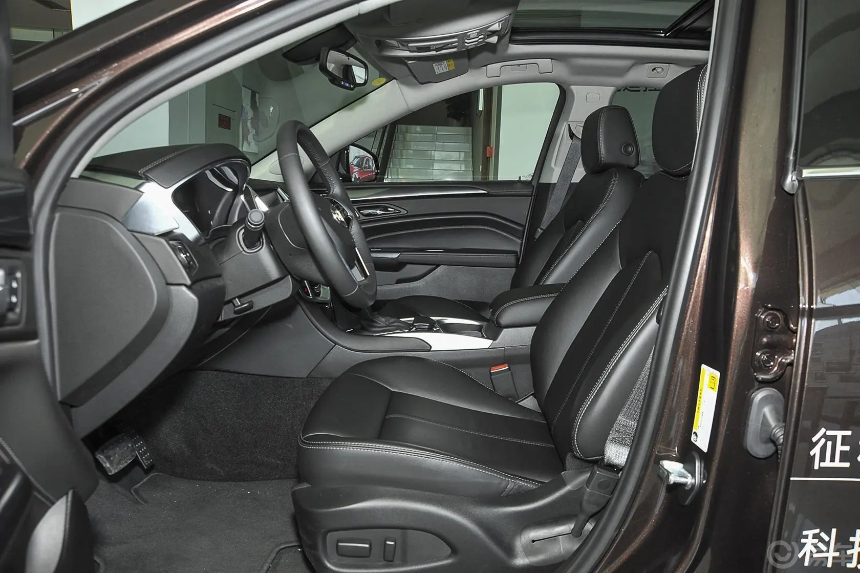 凯迪拉克SRX3.0L 手自一体 舒适型前排空间