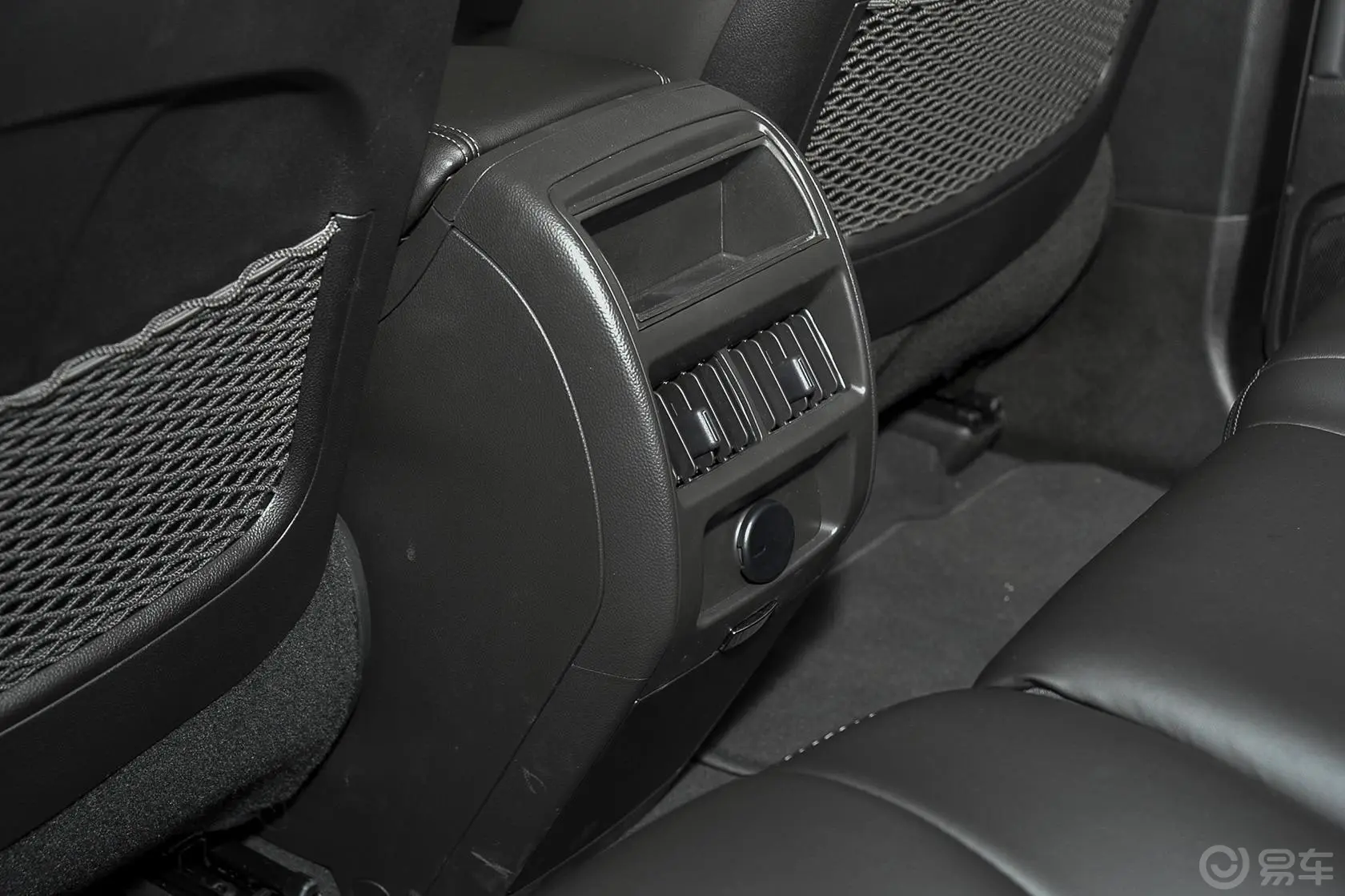凯迪拉克SRX3.0L 手自一体 舒适型后排出风口（中央）