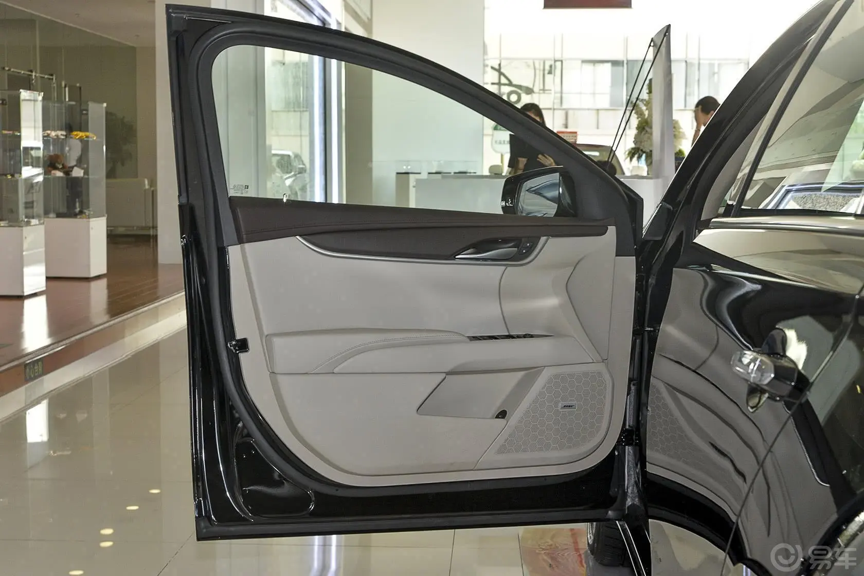 凯迪拉克XTS28T 舒适型驾驶员侧车门内门板