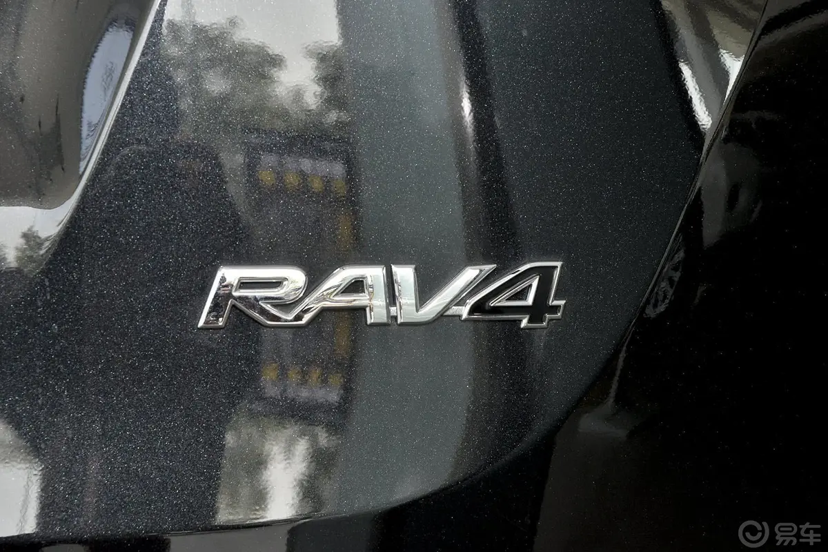 RAV4荣放2.0L CVT 两驱 风尚版尾标