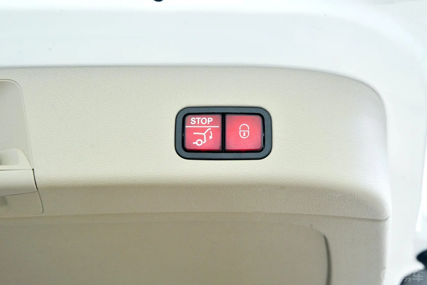 奔驰GL级GL350 美规版行李箱门上电动关闭键