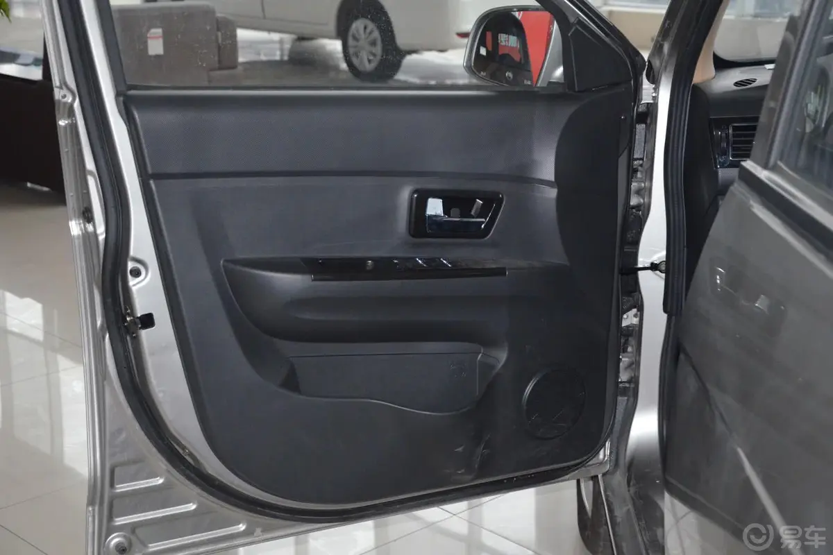 乐途S 1.5L 基本型驾驶员侧车门内门板
