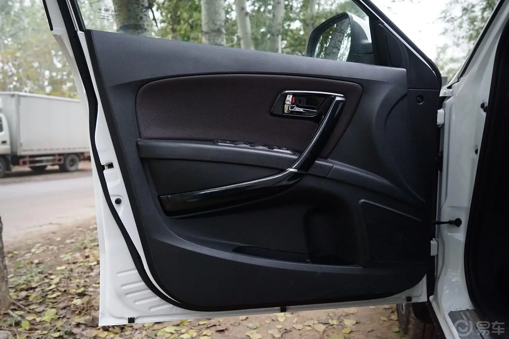 奔腾X801.8T  自动 运动型驾驶员侧车门内门板