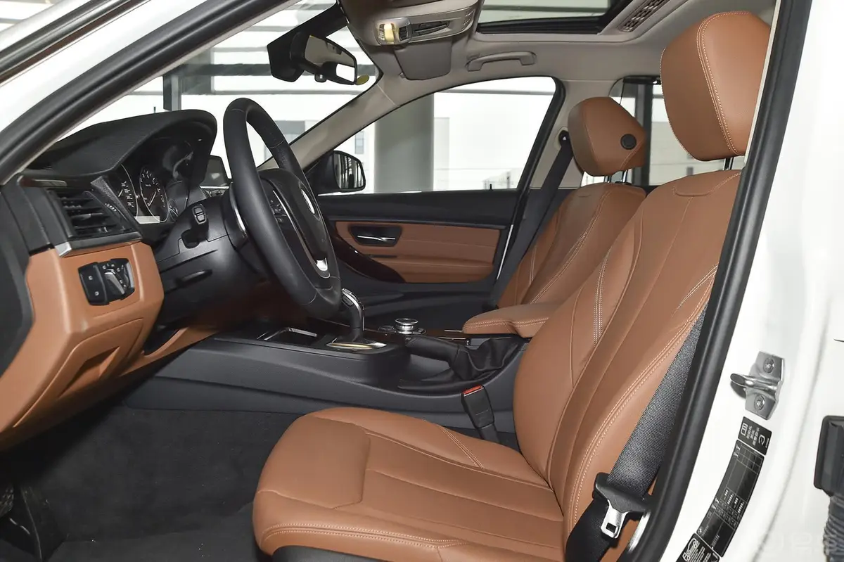 宝马3系328Li xDrive 豪华设计套装前排空间