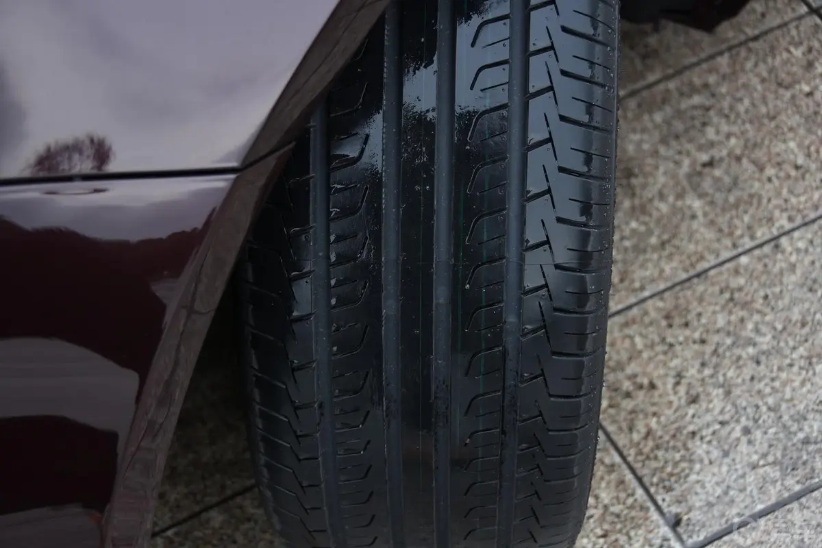 众泰Z7001.8T 双离合 公务版轮胎花纹