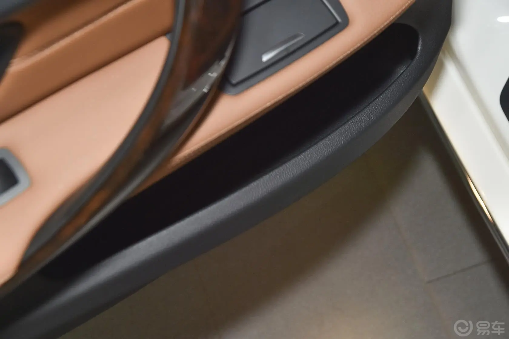 宝马3系328Li xDrive 豪华设计套装驾驶员门储物盒