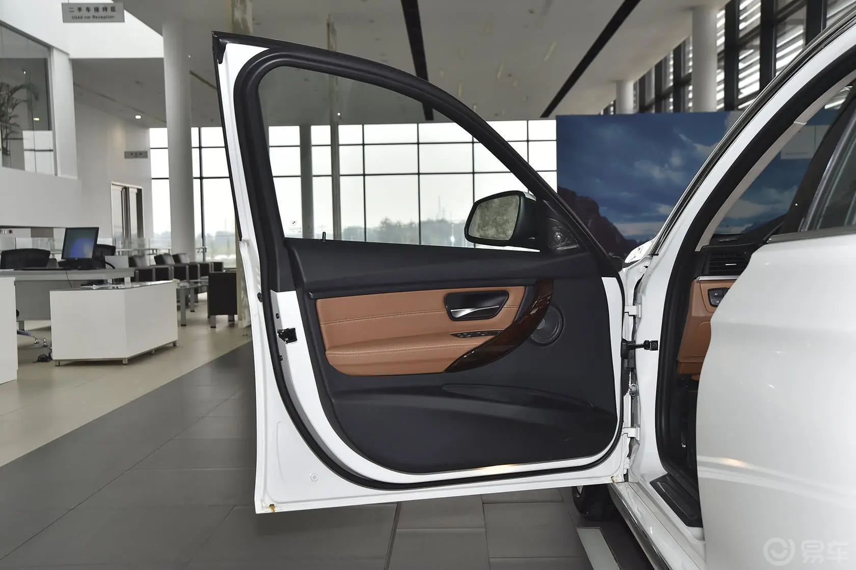 宝马3系328Li xDrive 豪华设计套装驾驶员侧车门内门板