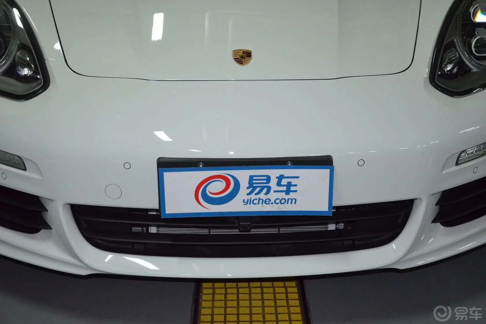 Panamera E-HybridPanamera S E-Hybrid 3.0T前格栅侧俯拍