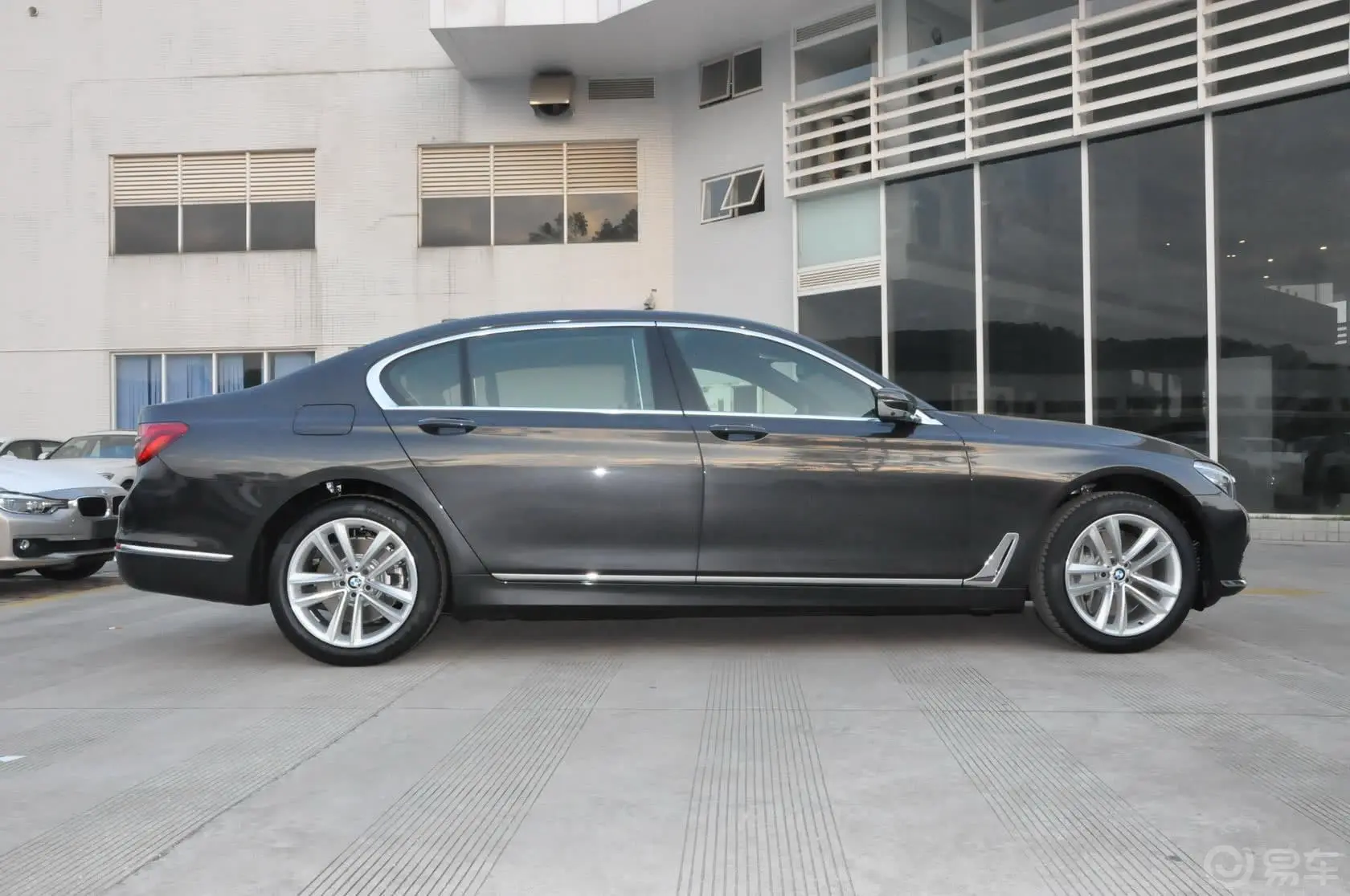 宝马7系750Li xDrive 四座版正侧车头向右水平