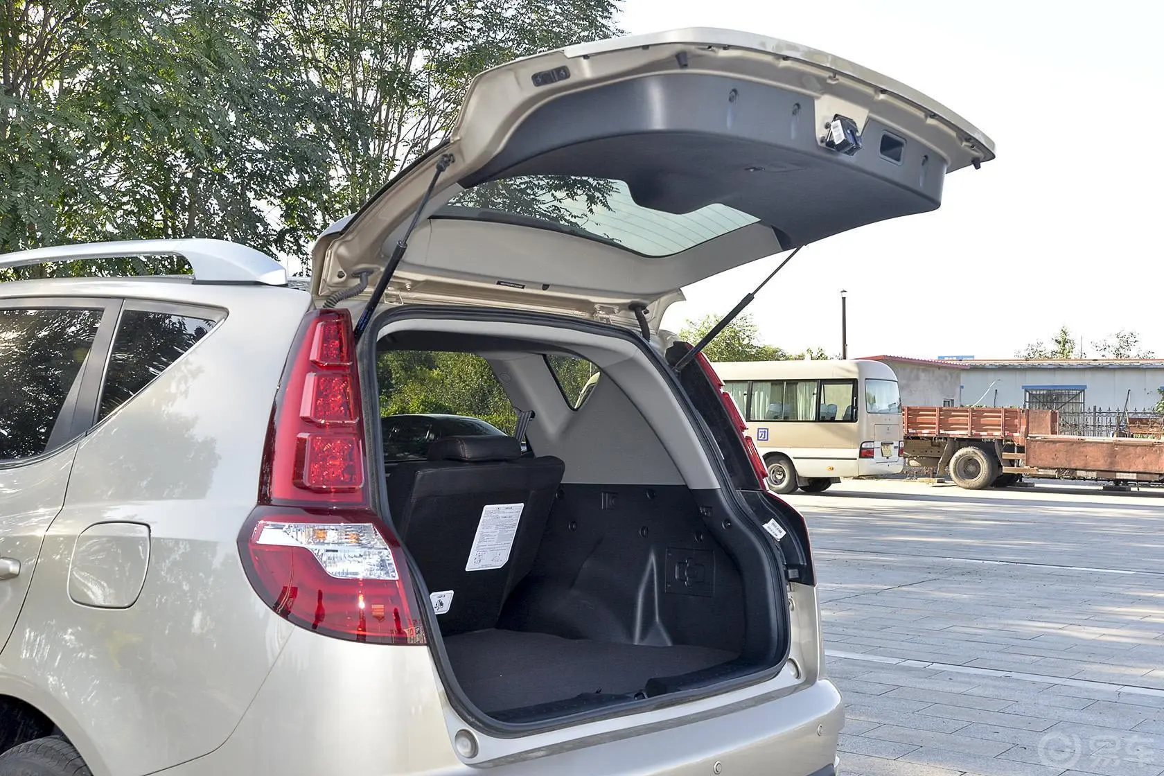 吉利GX7运动版 2.0L 自动 尊贵型行李厢开口范围