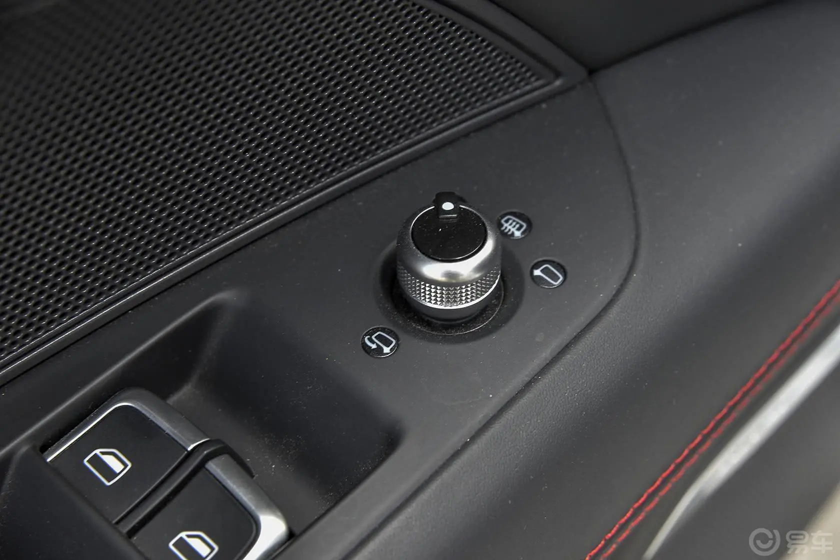 奥迪RS 74.0T 8速手自一体外后视镜控制键