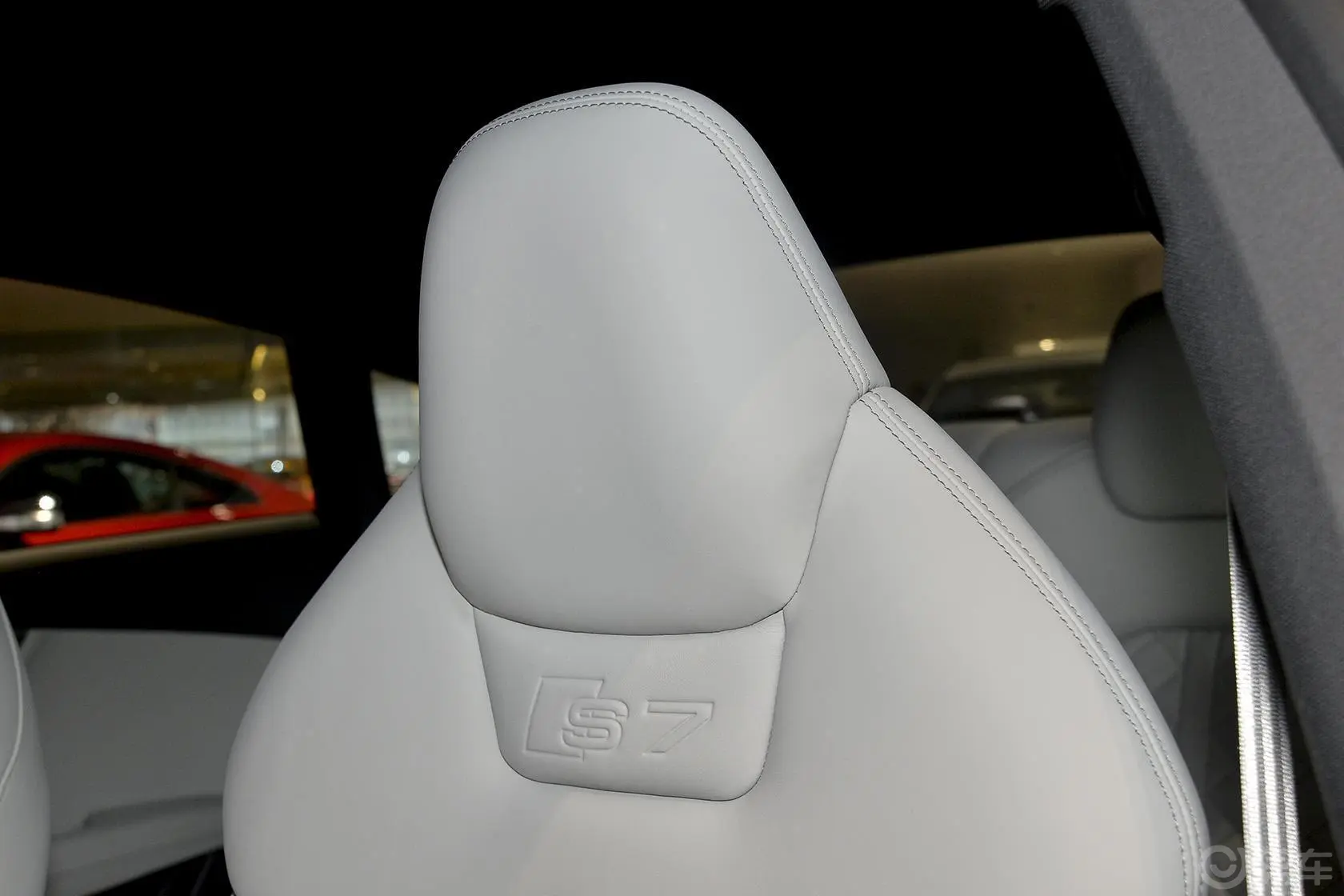 奥迪S74.0 TFSI quattro驾驶员头枕