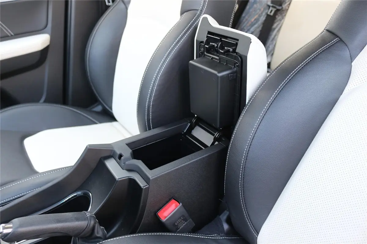 帝豪RS 1.5L 手动 向上版前排中央扶手箱空间