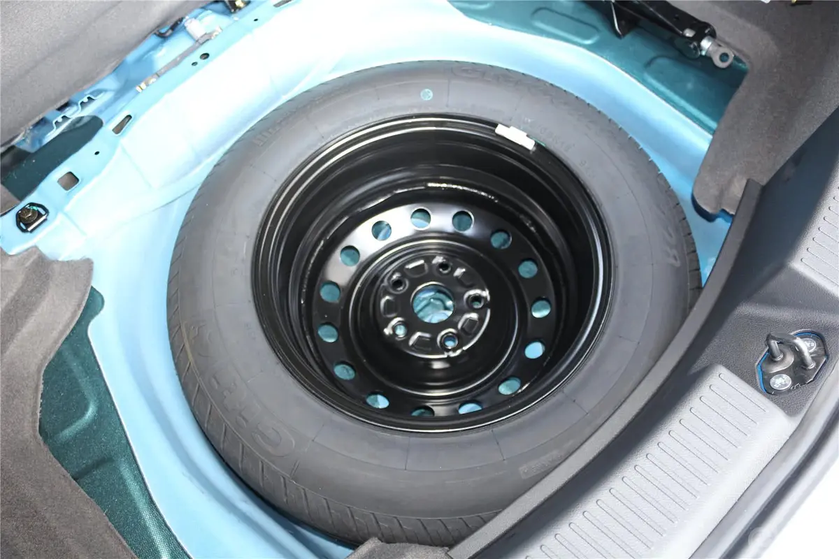 帝豪RS 1.5L 手动 向上版备胎