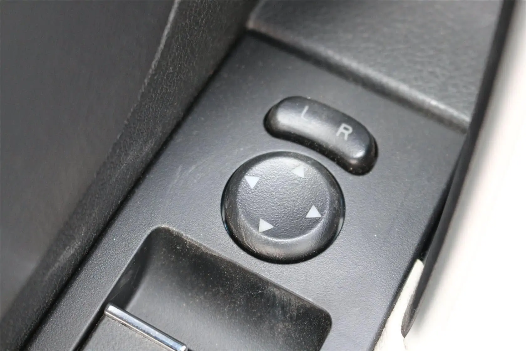 帝豪RS 1.5L 手动 向上版外后视镜控制键