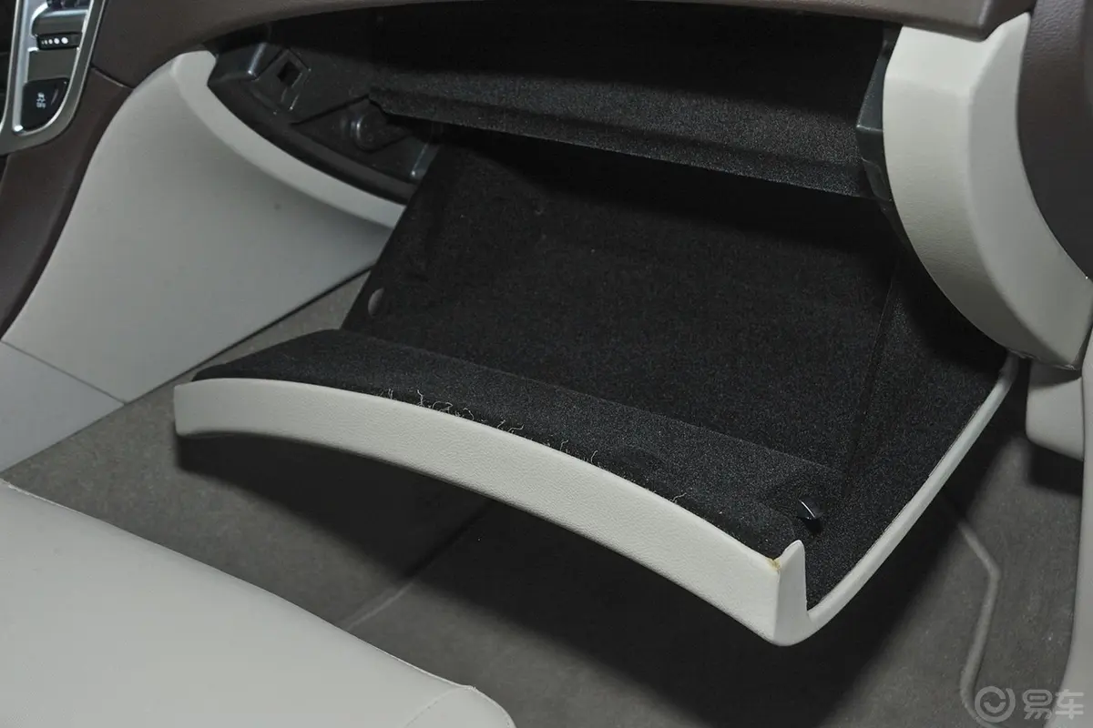 凯迪拉克SRX3.0L 手自一体 精英型手套箱