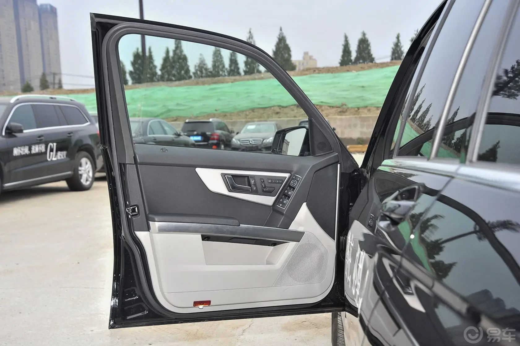 奔驰GLK级GLK 260  2.0T 自动 动感型 极致版驾驶员侧车门内门板