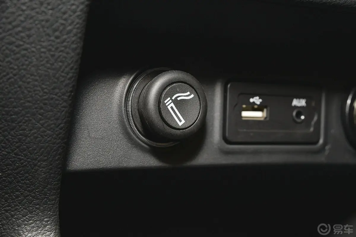 萨瓦纳2.0T 四驱汽油尊享版7座USB接口