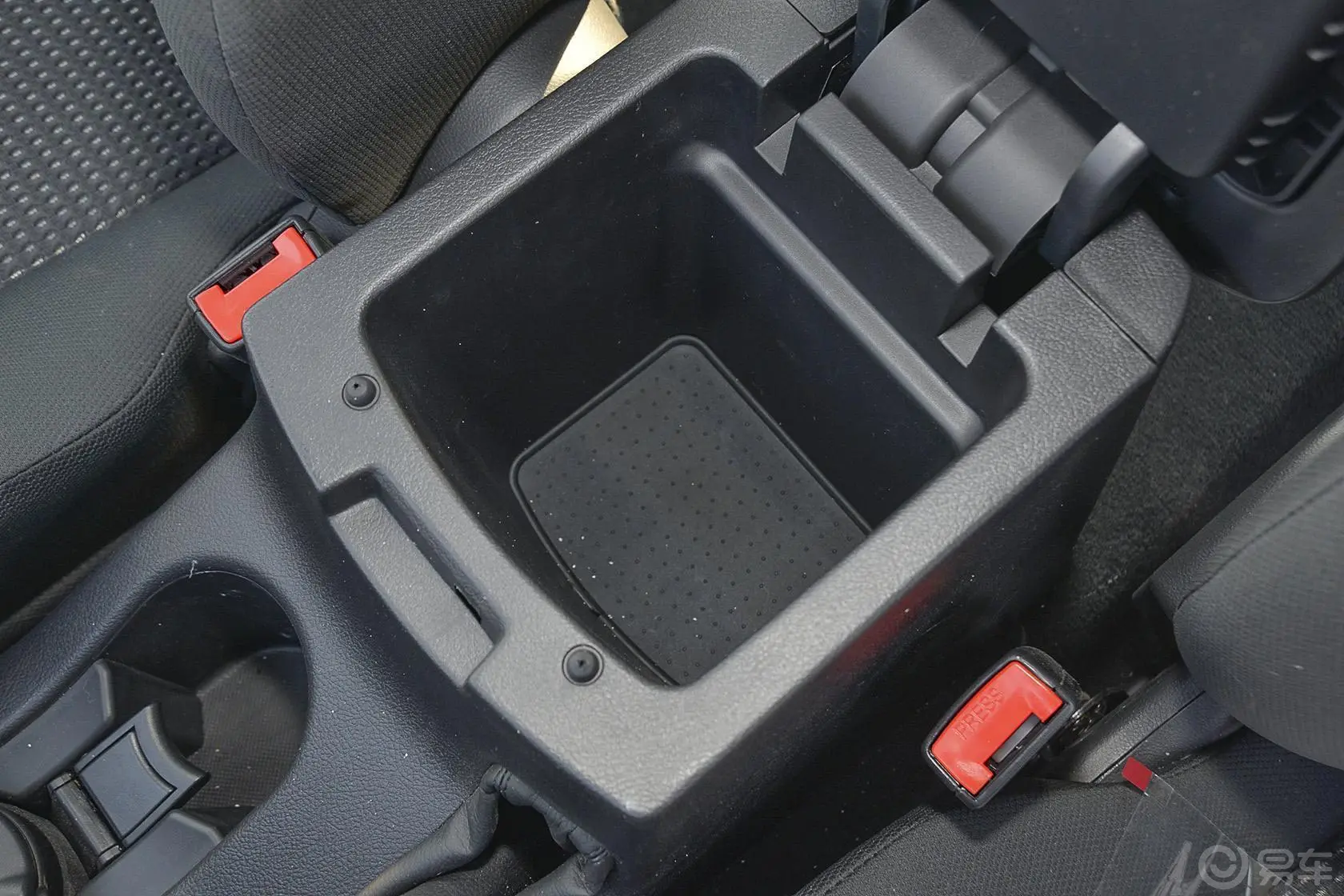 萨瓦纳2.8T 四驱柴油尊享版7座前排中央扶手箱空间