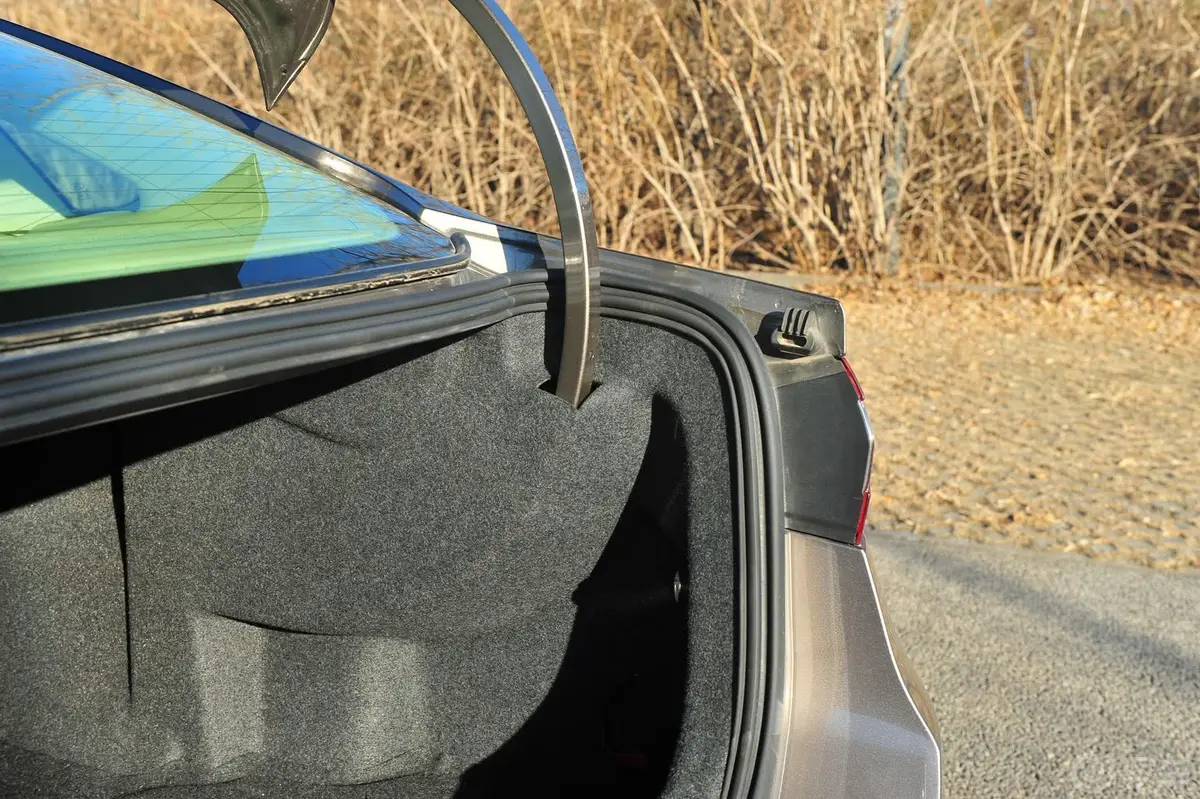蒙迪欧1.5T 自动 GTDi180 时尚型行李厢支撑杆