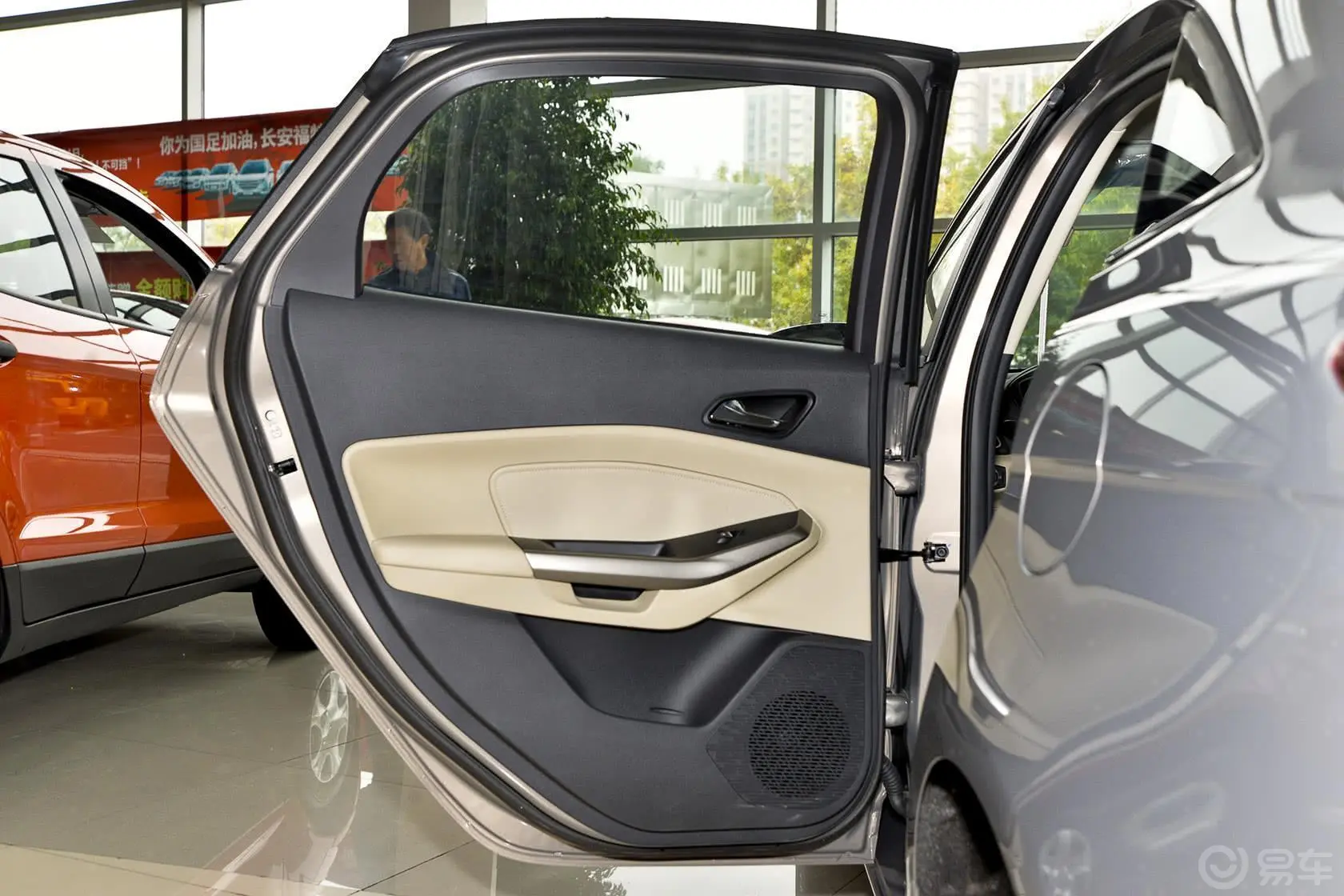 福睿斯1.5L 自动时尚型驾驶员侧车门内门板