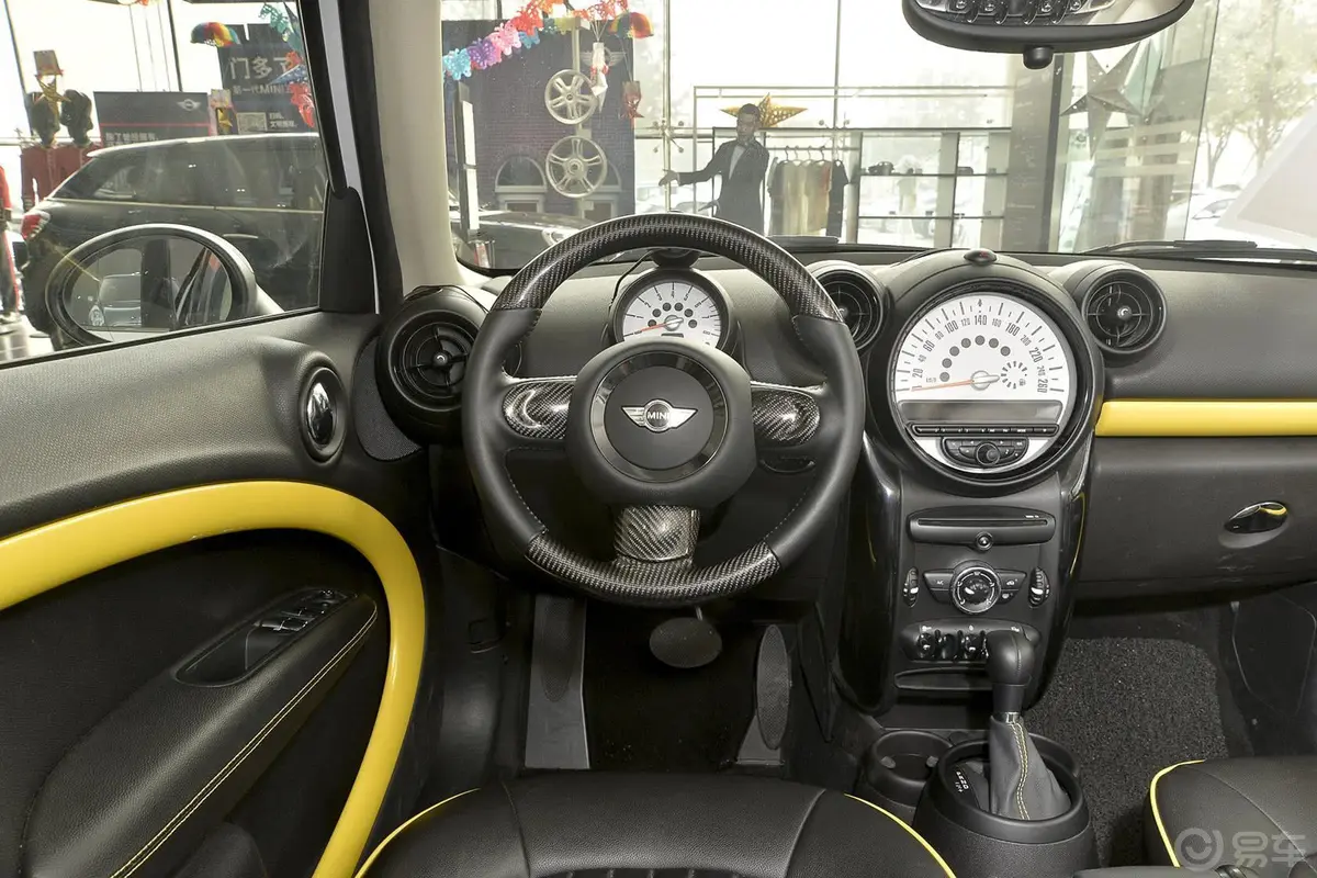 MINI COUNTRYMAN1.6L ONE驾驶位区域