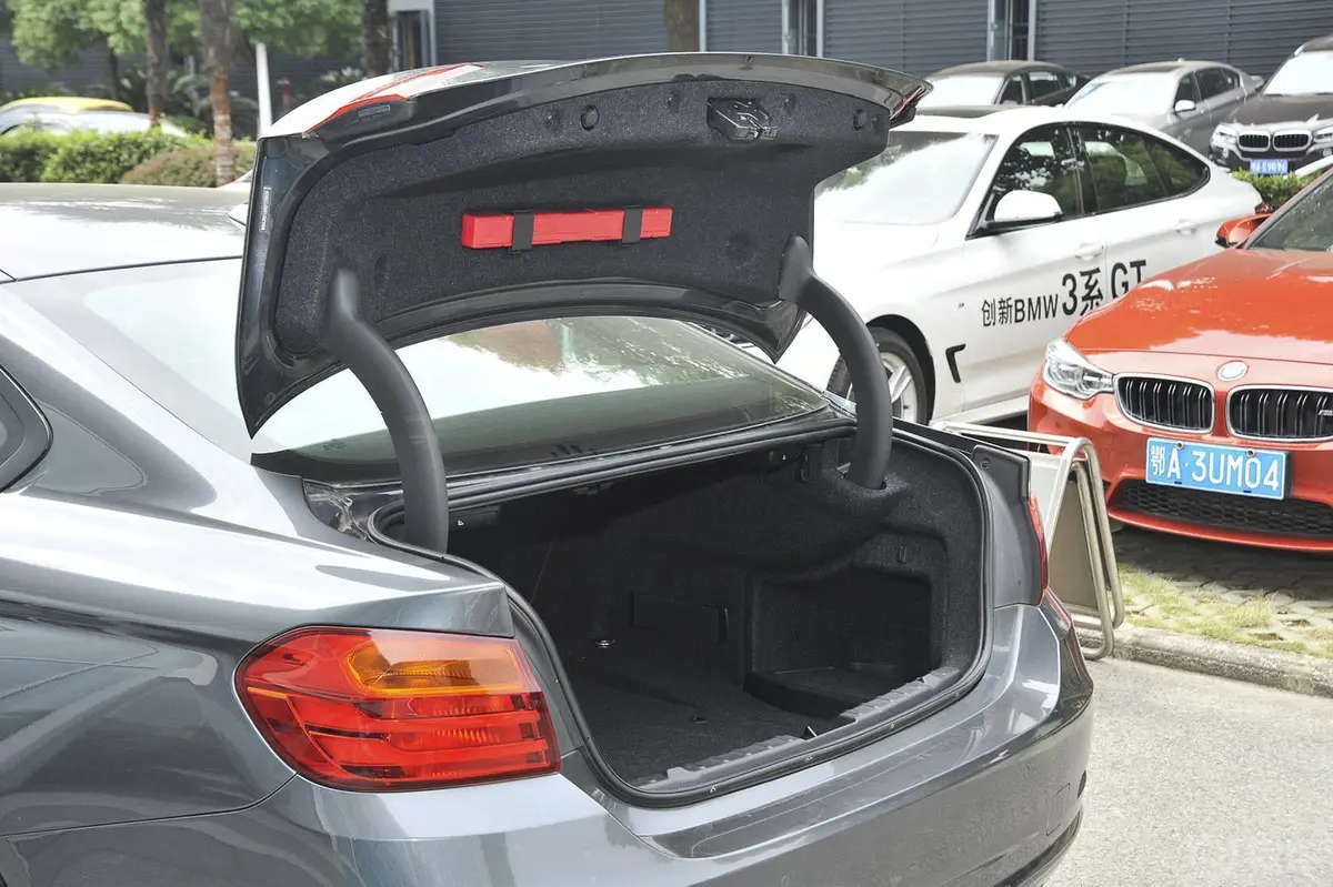 宝马4系双门轿跑车 435i xDrive 风尚设计套装行李厢开口范围