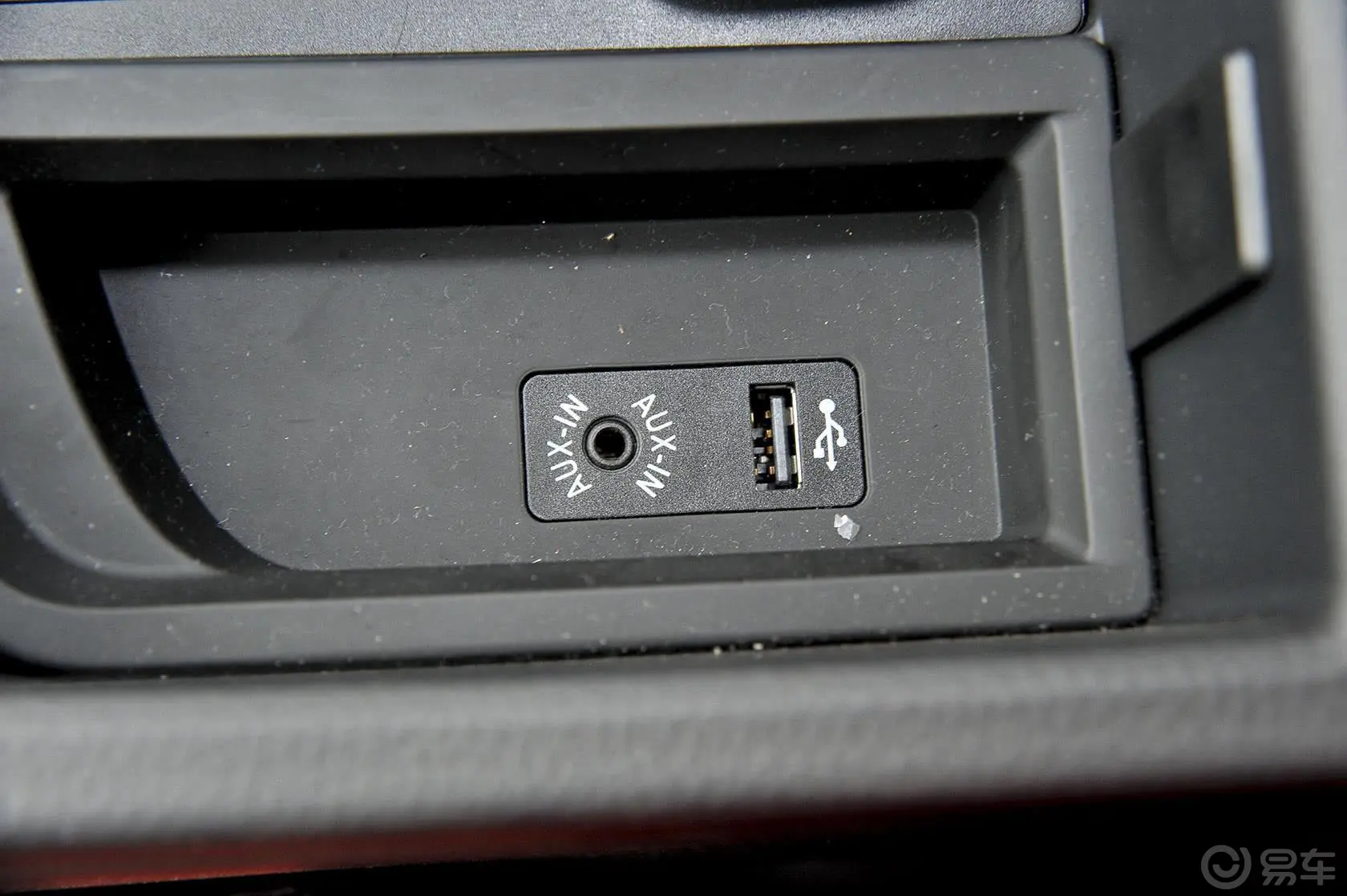 宝马4系双门轿跑车 435i xDrive 风尚设计套装USB接口